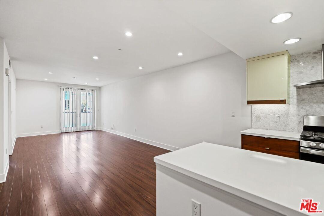 220 E Broadway #220-202 - Photo 3 of 13