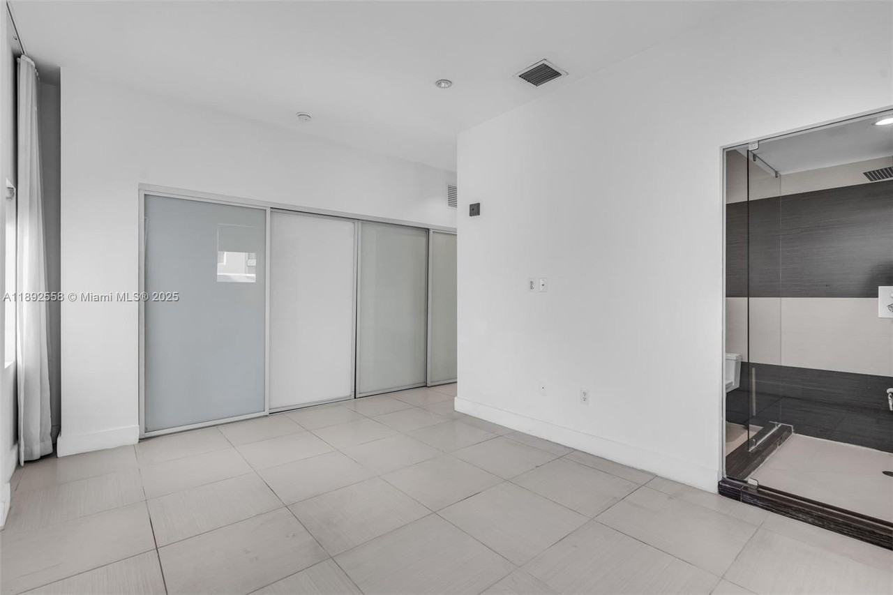 229 8th St #229C - Photo 4 of 21