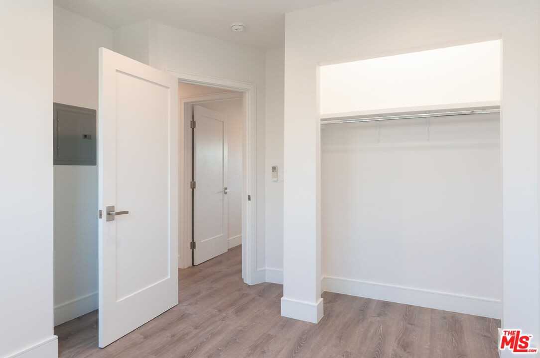 1310 W Valencia Dr #13101306-5 - Photo 4 of 15