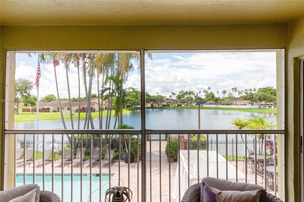 17200 Nw 64th Ave - Photo 6 of 50