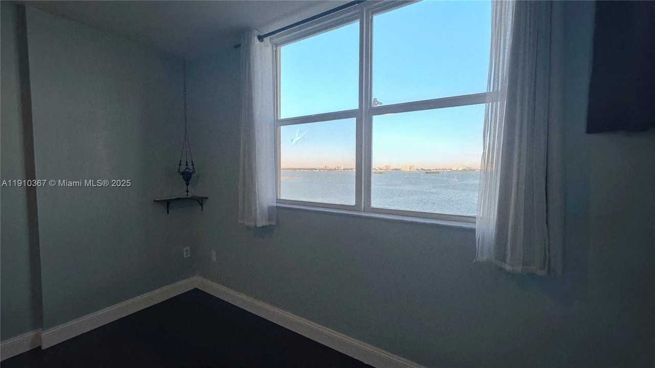 1625 1625 John F Kennedy Causeway #16251103B - Photo 5 of 50