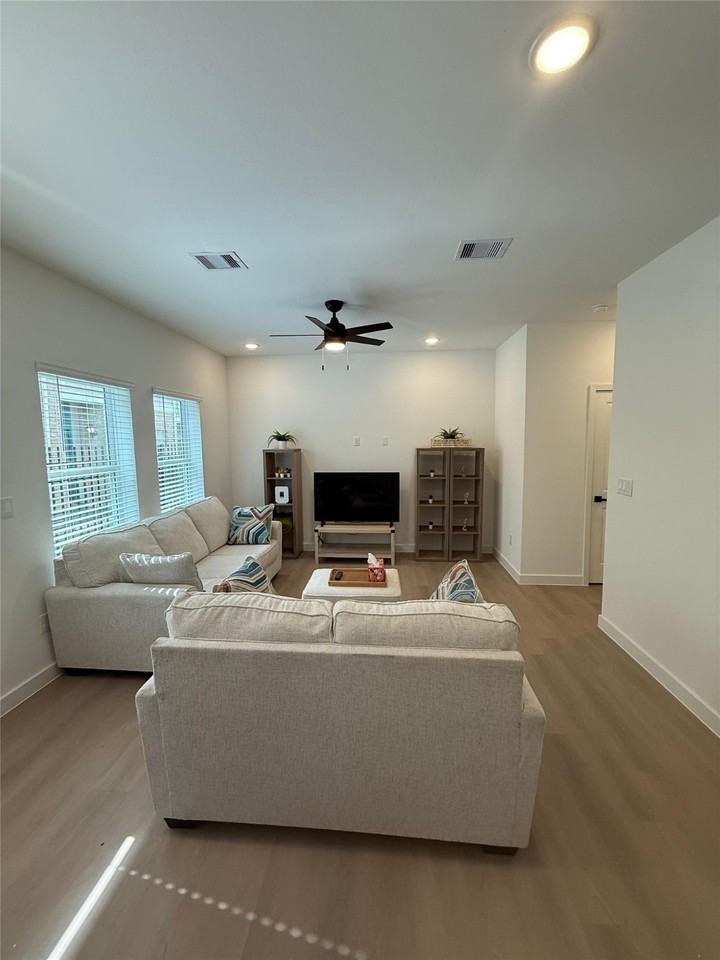 11621 Waldemar Dr #11621 - Photo 6 of 17