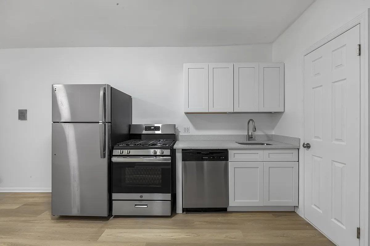 327 E 10th St #2A - Photo 3 of 5