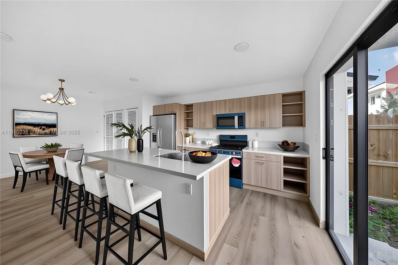 936 Nw 10th St #936-3 - Photo 3 of 33