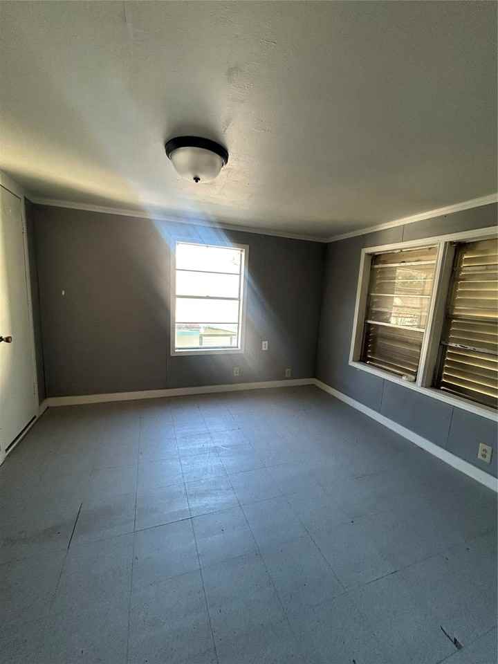 1901 N Avenue G #1901-1 - Photo 4 of 8