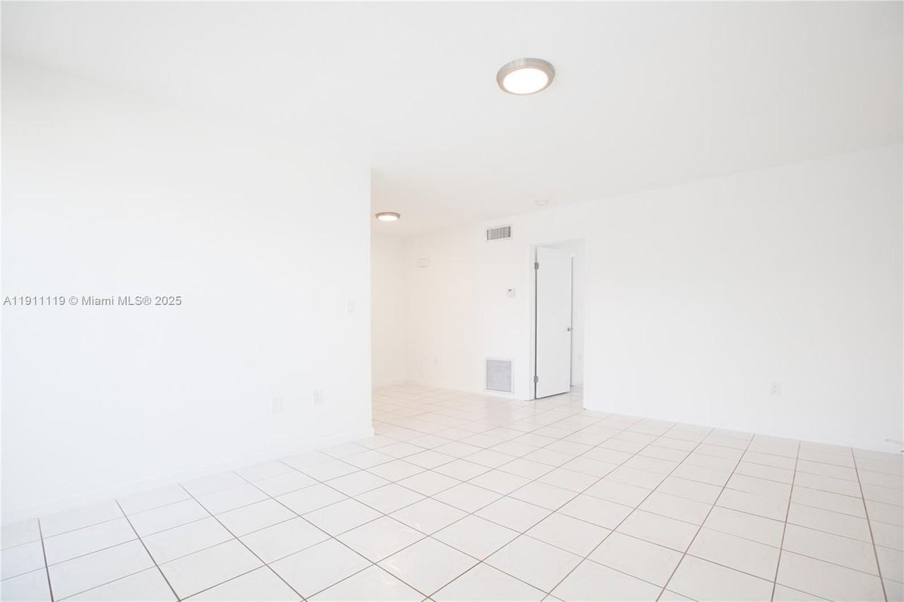 1060 Ne 78th St #1060-10 - Photo 7 of 16