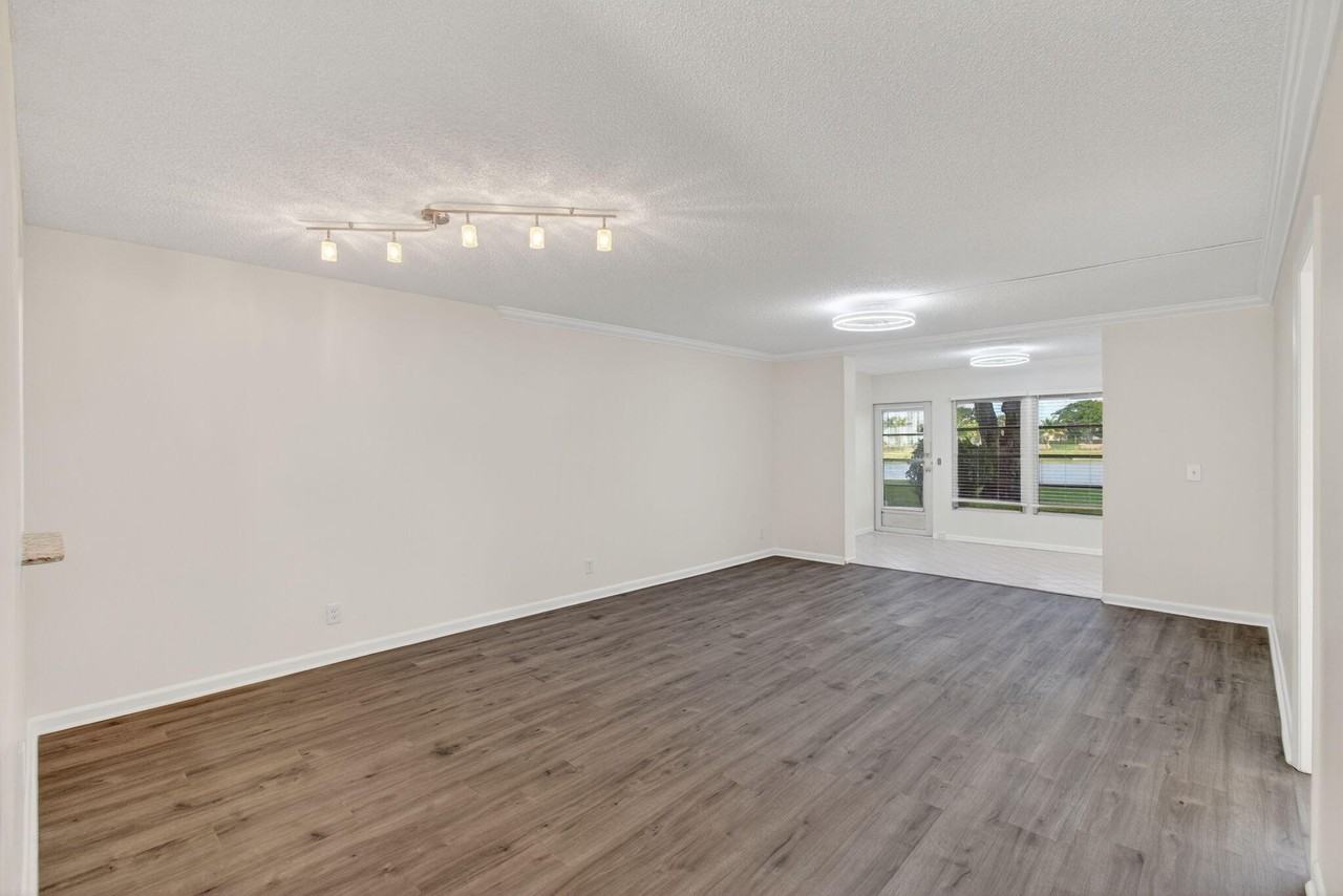 26 Abbey Ln #26-108 - Photo 4 of 50