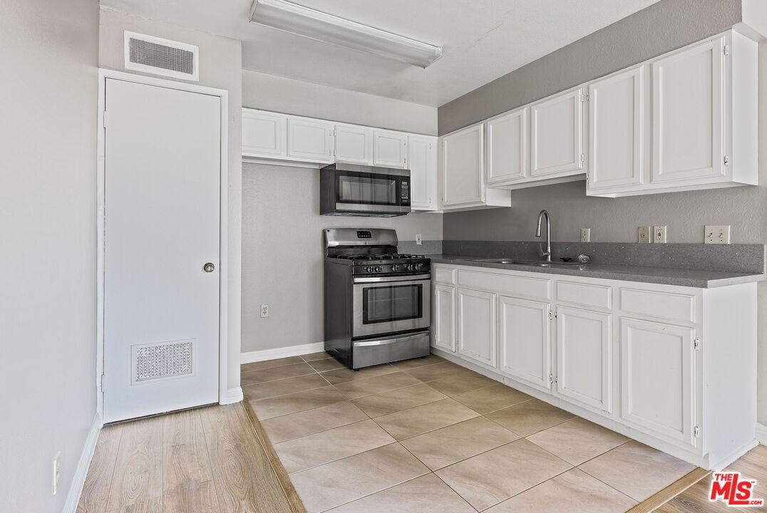 820 S St Andrews Pl #820-303 - Photo 3 of 11