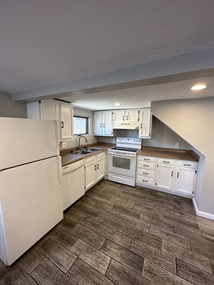 841 E Sheridan St #3 - Photo 5 of 15