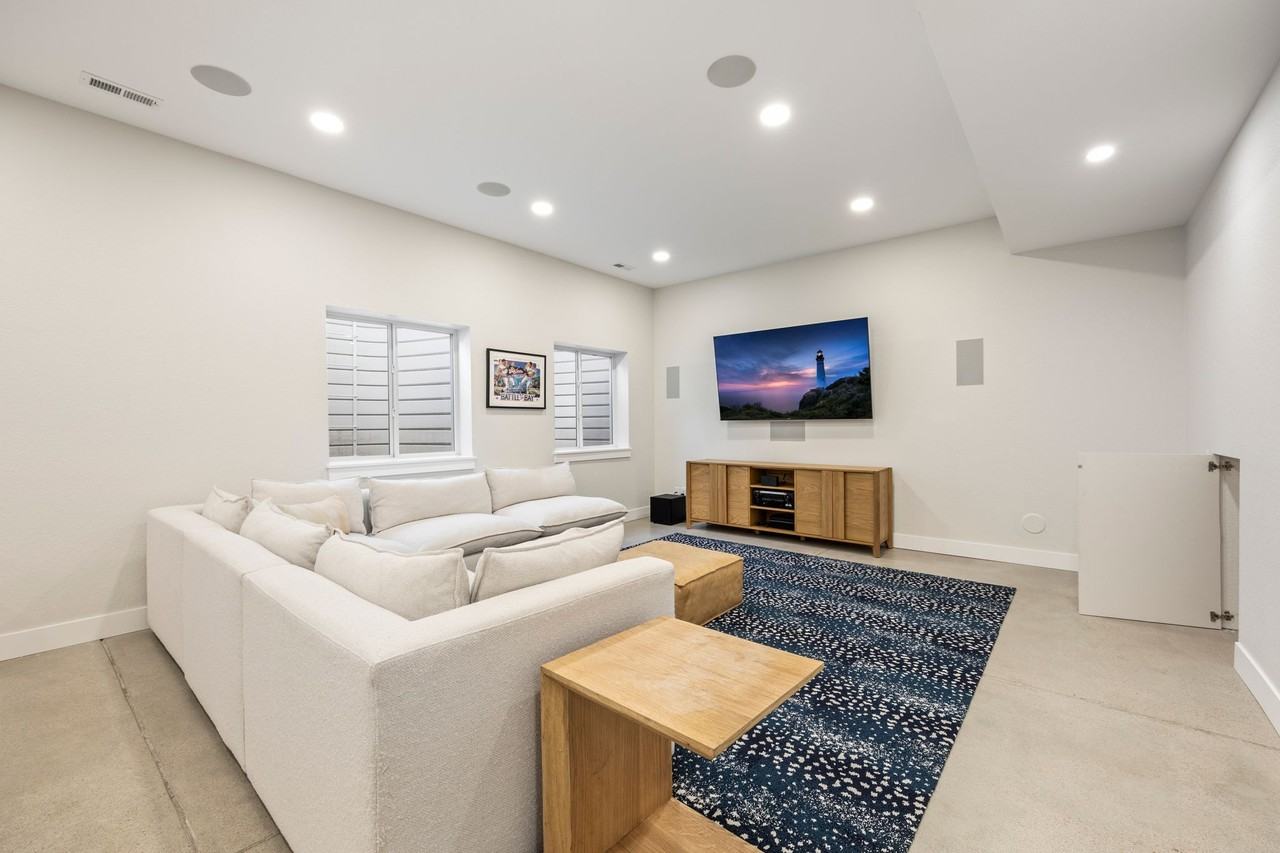 702 Delechant Dr - Photo 5 of 18