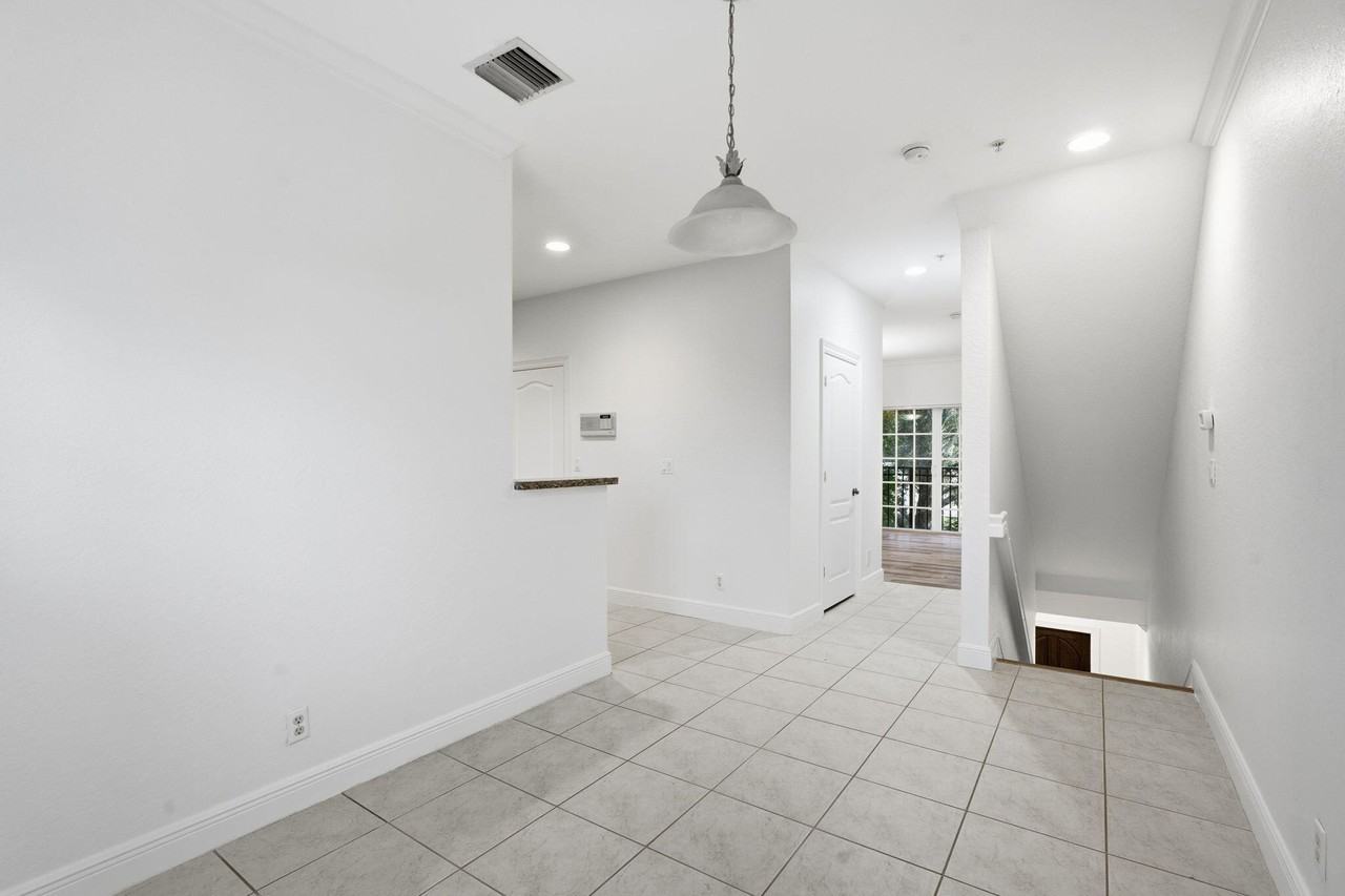 531 S Federal Hwy #531-14 - Photo 4 of 26