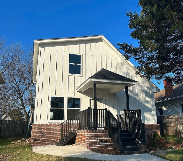 422 S Park St - Photo 2 of 12