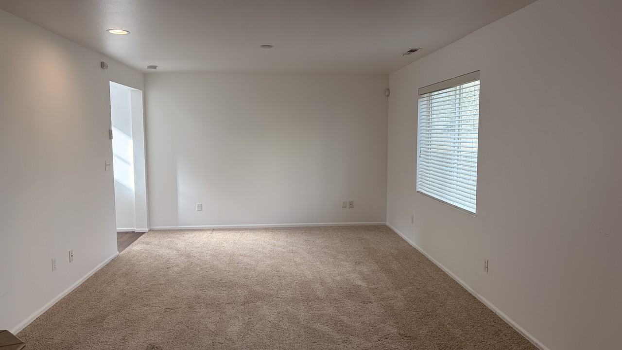 11046 Se 204th St - Photo 3 of 17