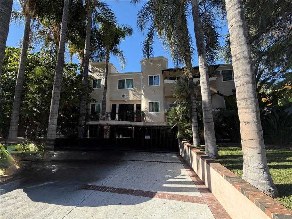 7013 Haskell Ave #7013 - Photo 5 of 11