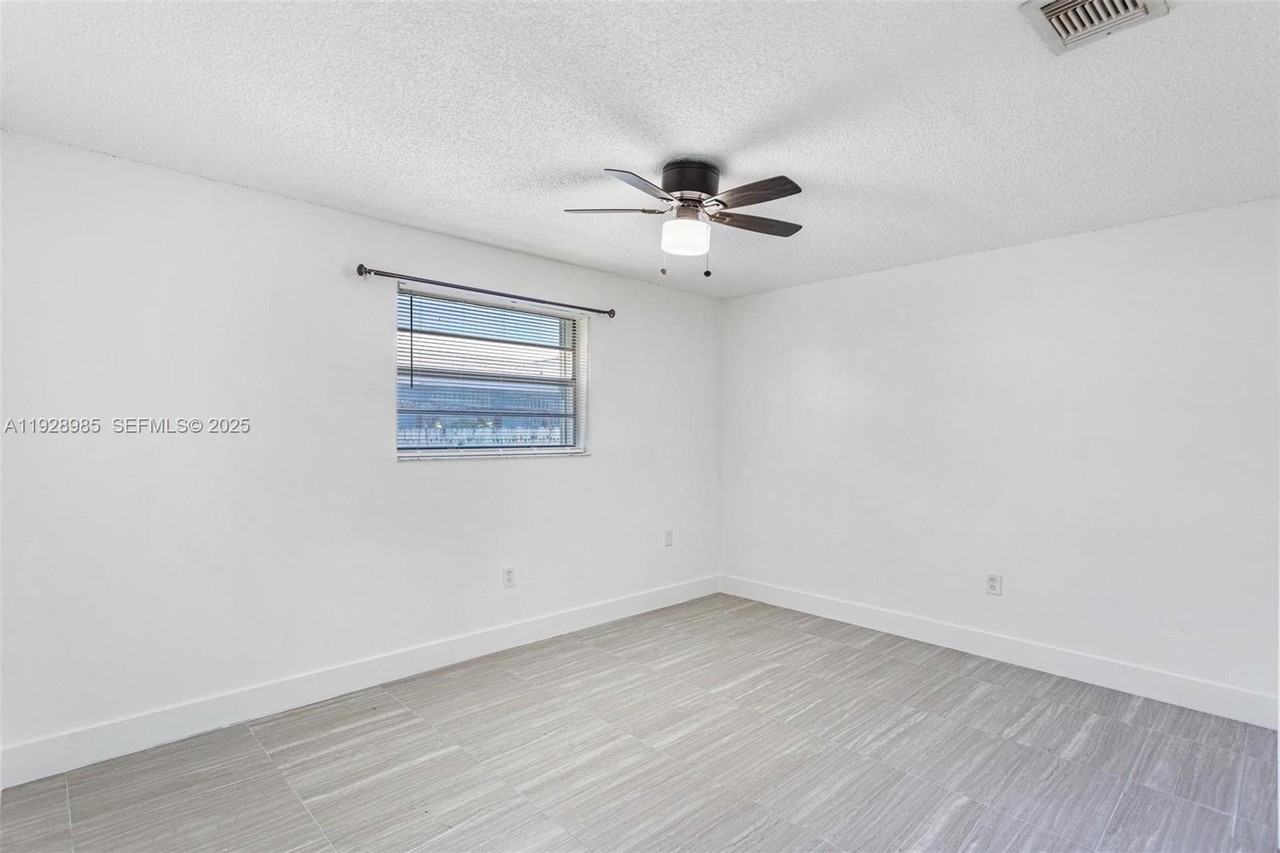 1722 Nw 5th St #1722-1722 - Photo 3 of 18