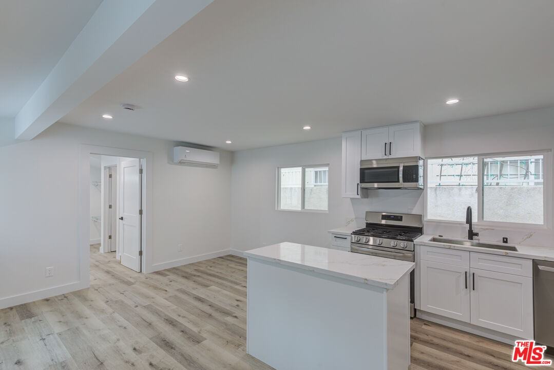 11918 Rochester Ave #11918 - Photo 5 of 19