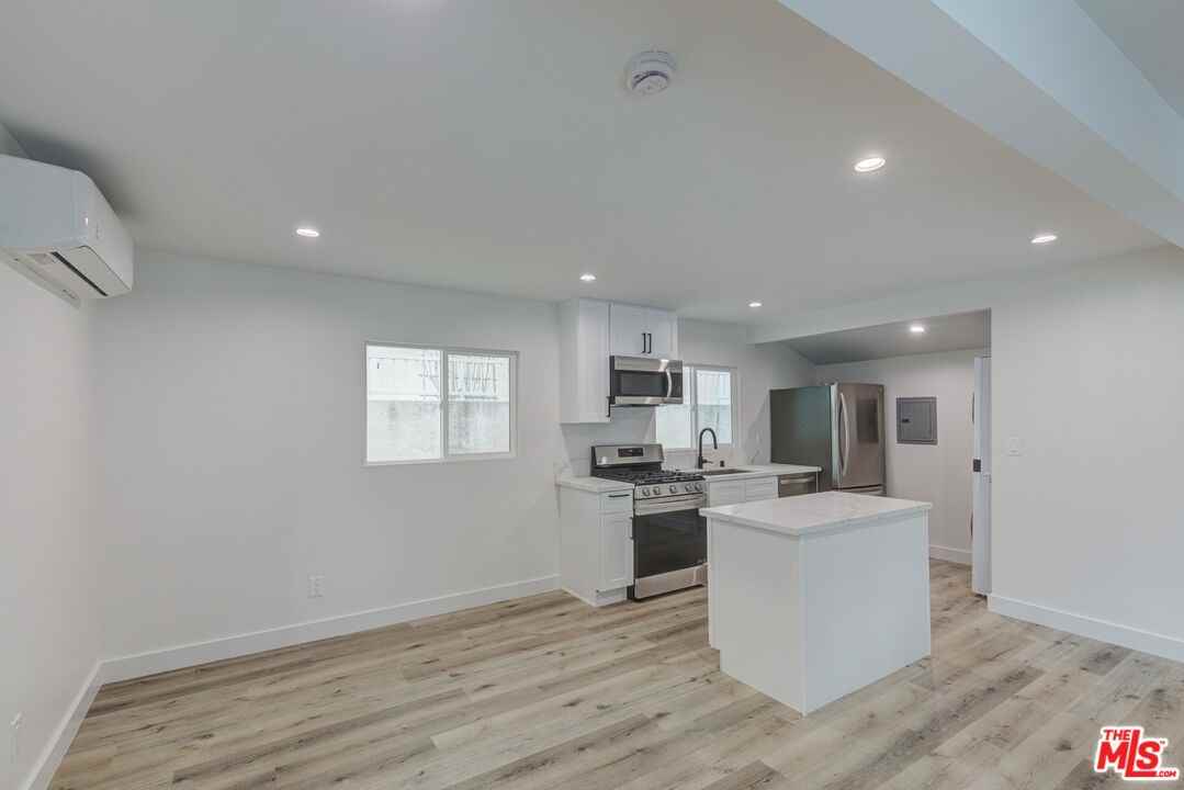 11918 Rochester Ave #11918 - Photo 6 of 19