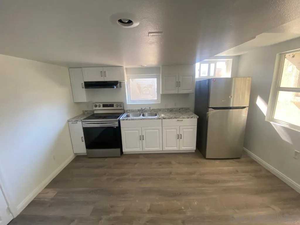 528 N Citrus Ave #528 - Photo 2 of 8