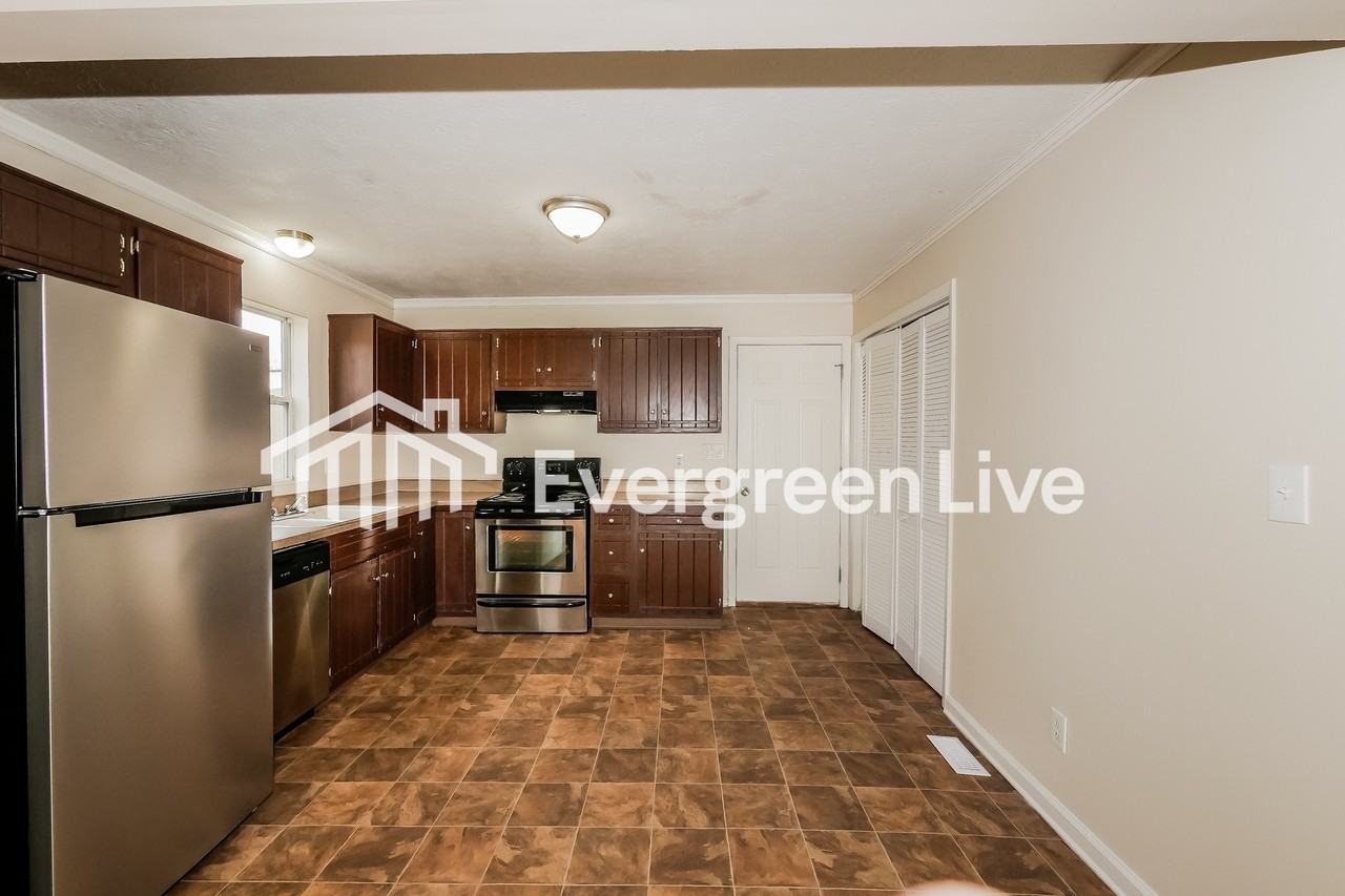 576 Yorktown Rd - Photo 7 of 14