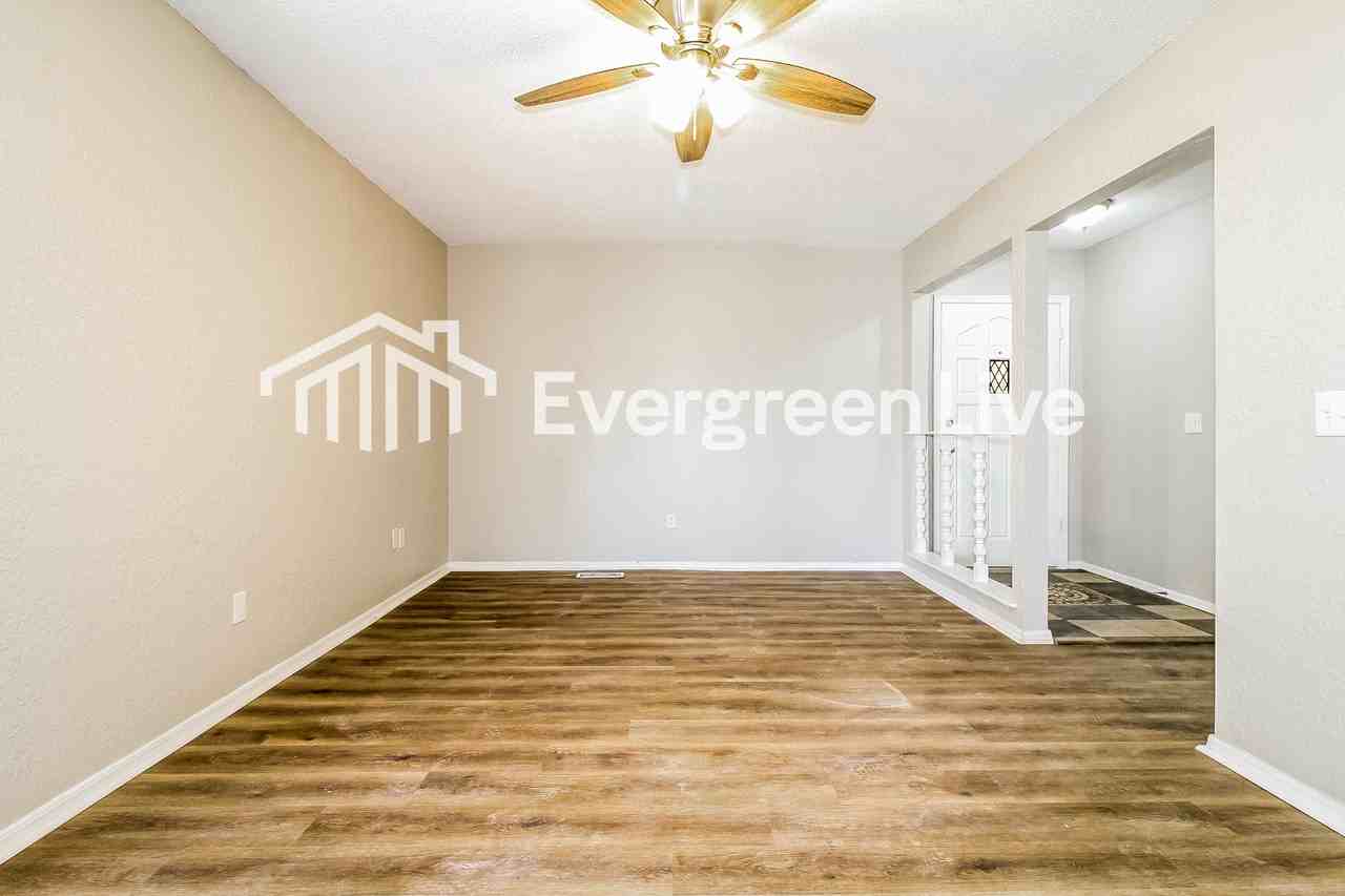 1004 Cambridge Dr - Photo 4 of 20