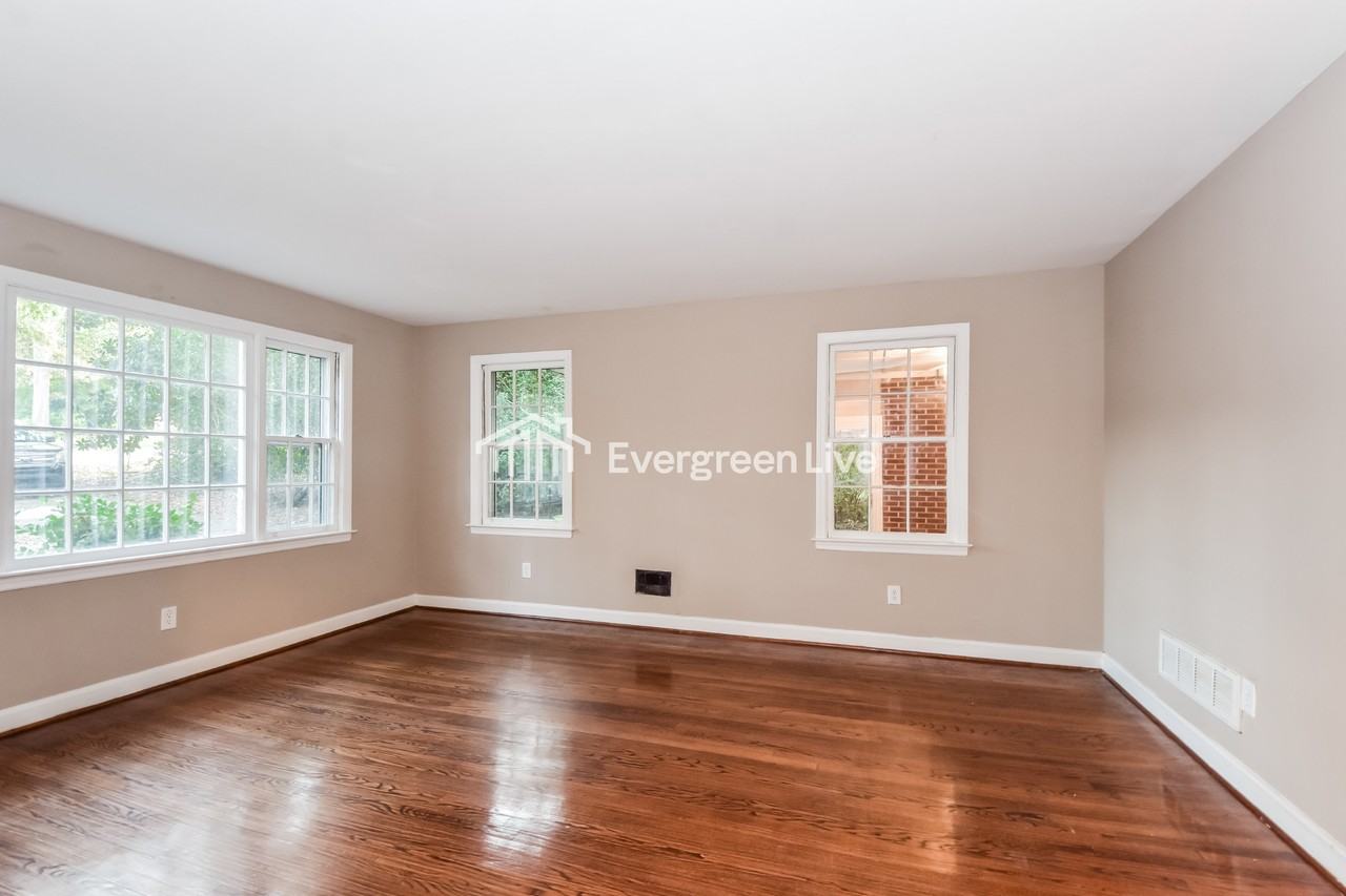 1501 Romain Dr - Photo 3 of 15