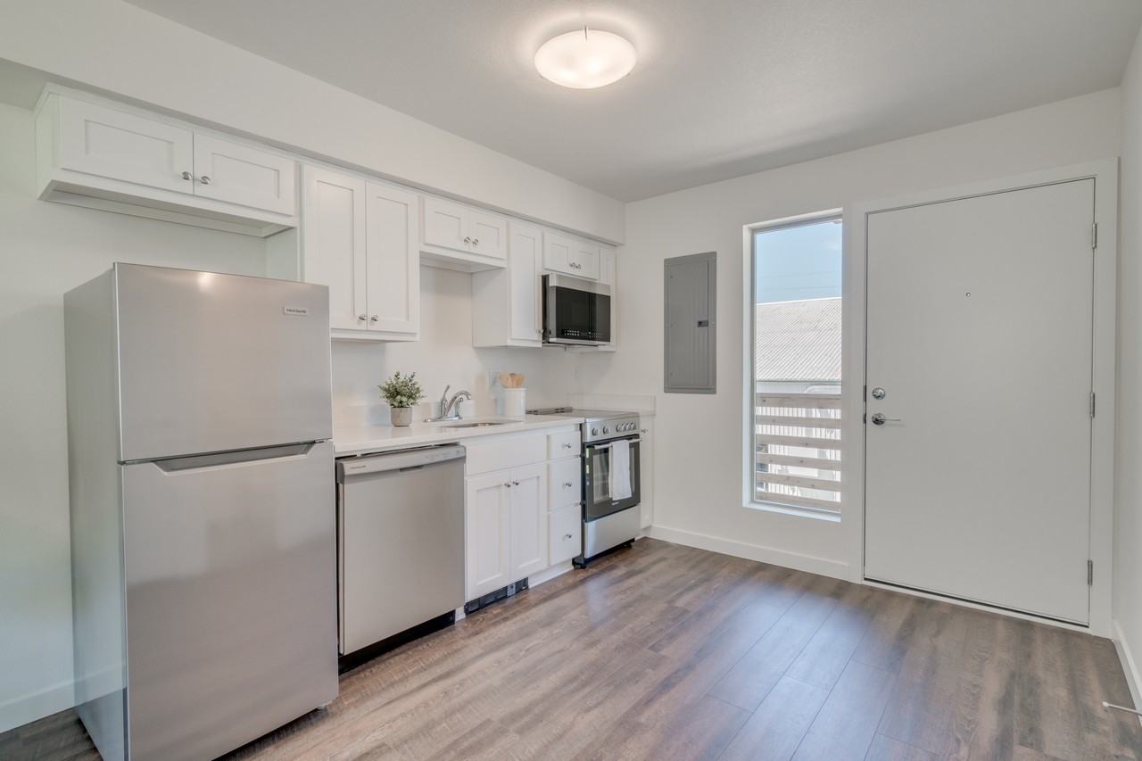 2720 Se Steele St #3 - Photo 2 of 7