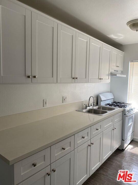 2029 E 10th St #2029 - Photo 3 of 8