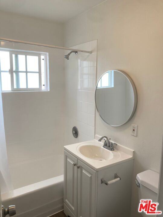 2029 E 10th St #2029 - Photo 4 of 8