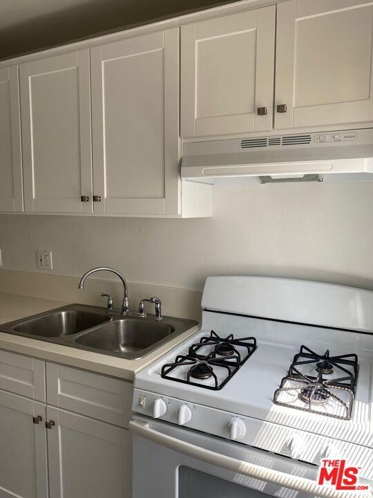 2029 E 10th St #2029 - Photo 5 of 8