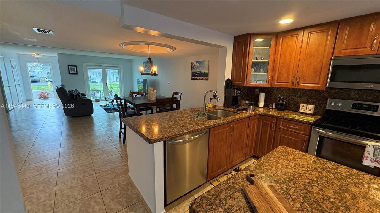 808 Ne 27th Ave #808-808 - Photo 6 of 28