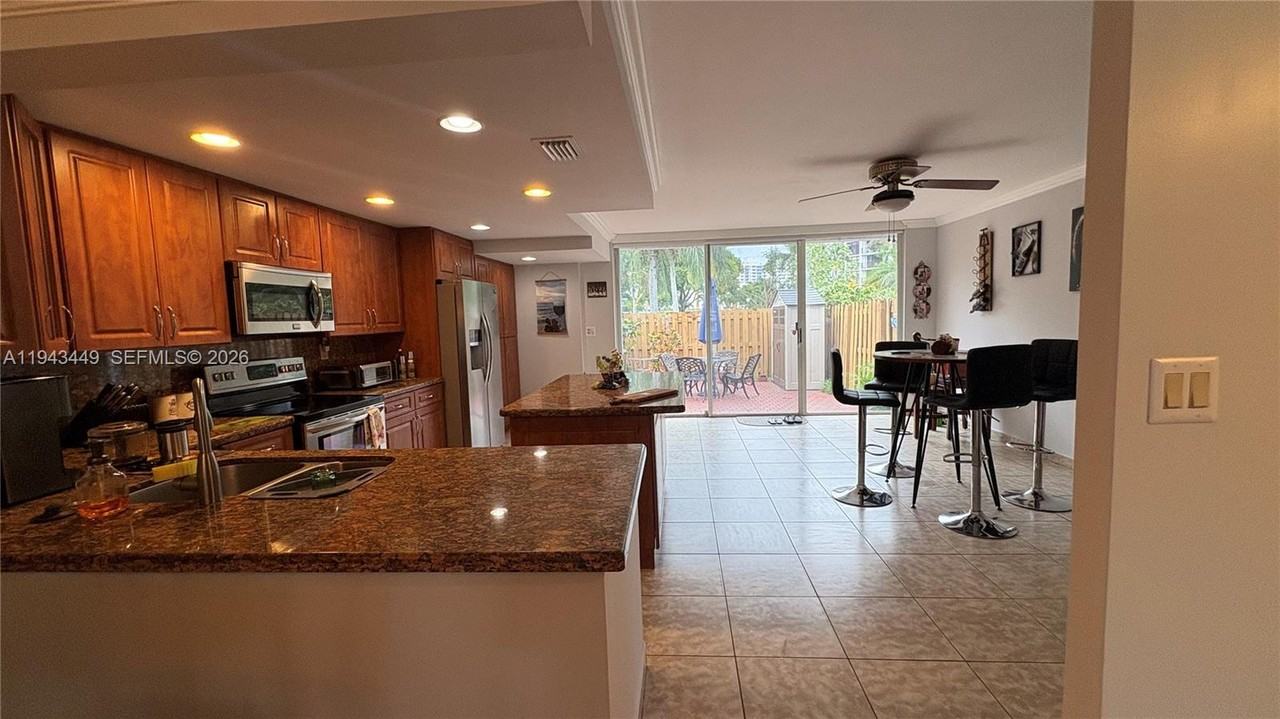 808 Ne 27th Ave #808-808 - Photo 7 of 28