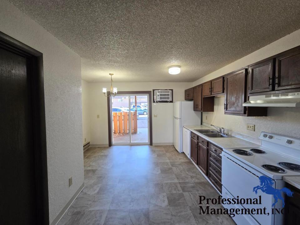 1361 Easy St #6 - Photo 3 of 10