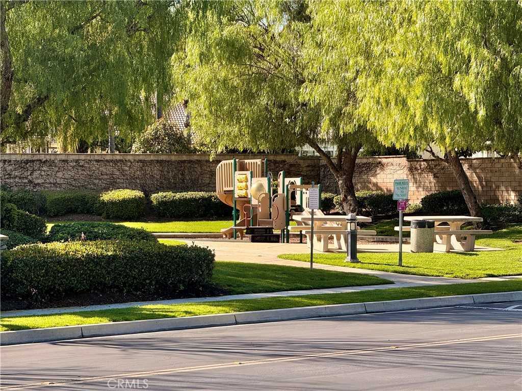 9595 Shadowgrove Dr #9595 - Photo 2 of 7