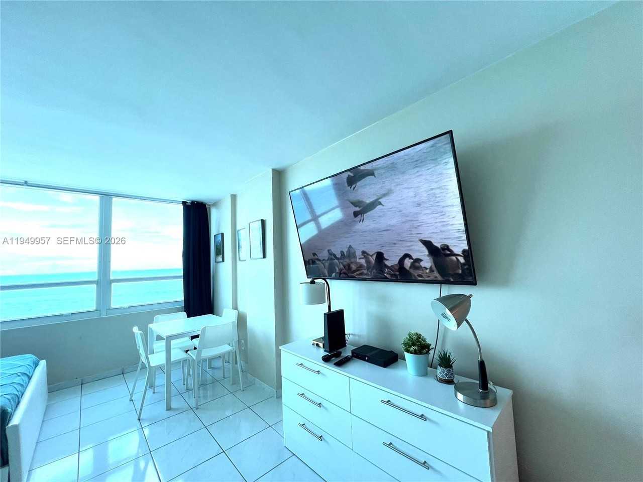 5445 Collins Ave #5445-1425 - Photo 5 of 31