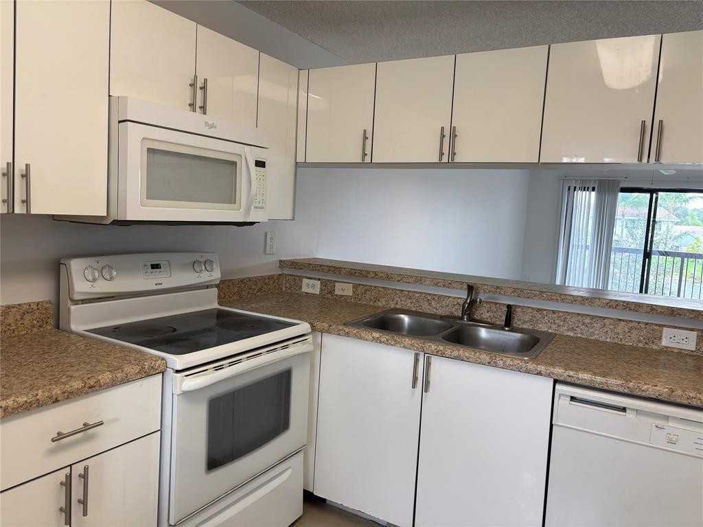 9843 Nob Hill Ln #9843-9843 - Photo 6 of 14