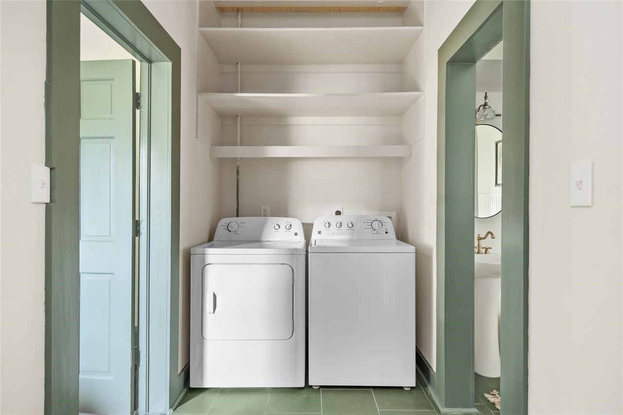 806 E Main St #806 - Photo 3 of 38