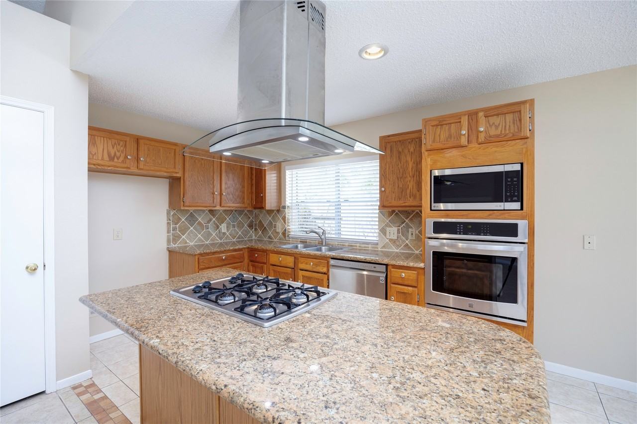 811 Sierra Lake Dr #811 - Photo 5 of 32