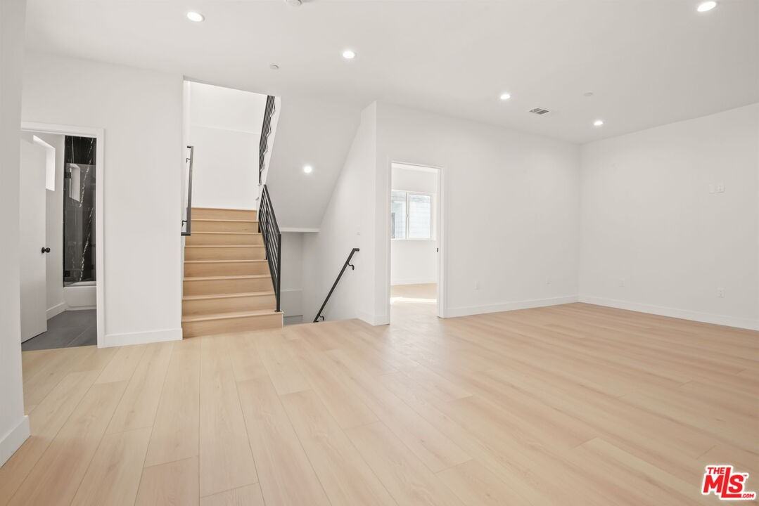 1709 S Burnside Ave #17091-2 - Photo 4 of 39