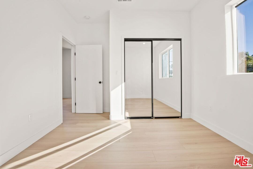 1709 S Burnside Ave #17091-2 - Photo 6 of 39