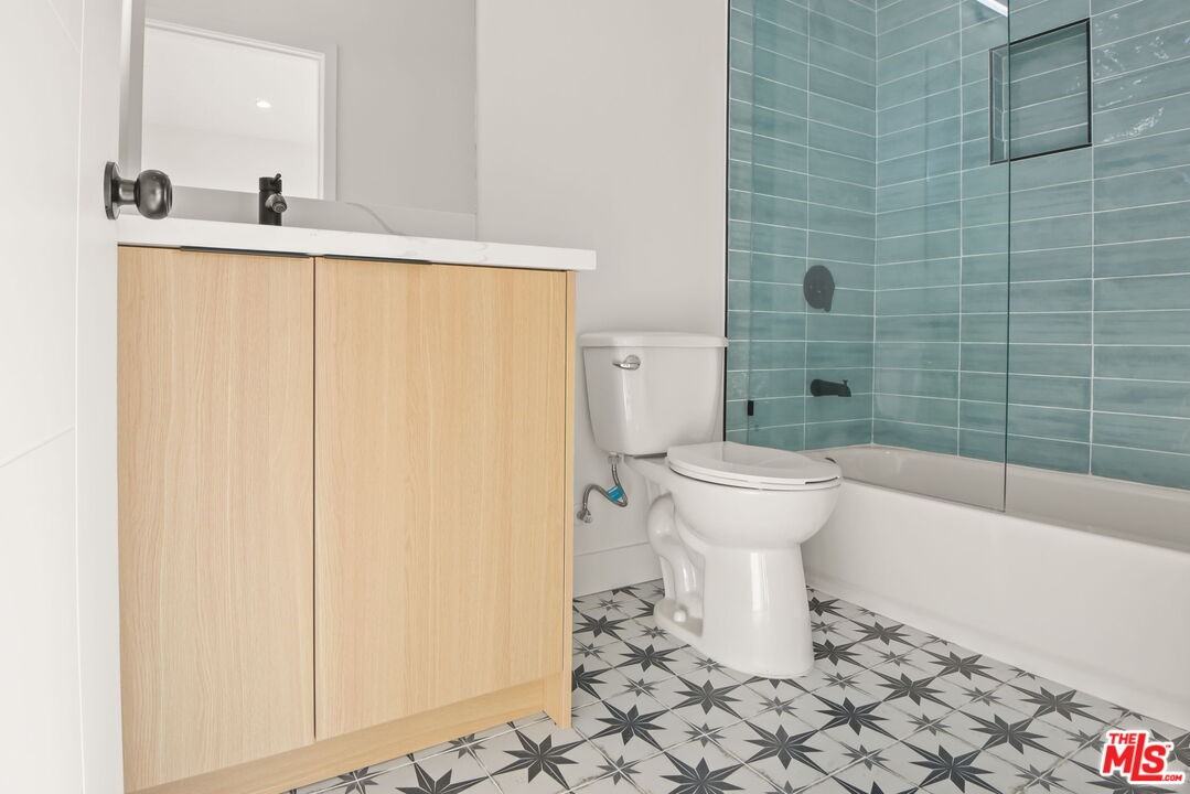 1709 S Burnside Ave #17091-2 - Photo 7 of 39