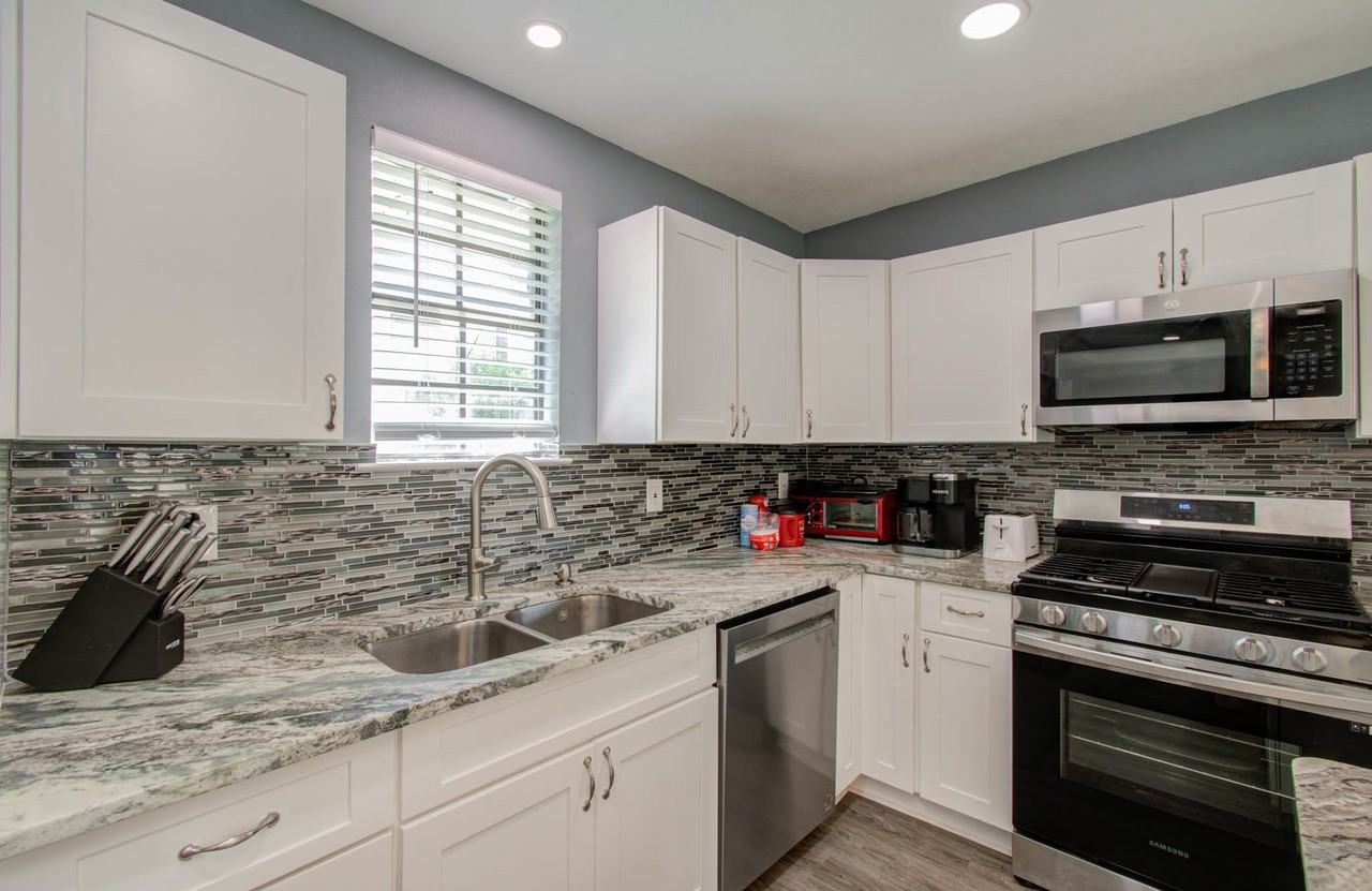 3330 Kelton St #3330 - Photo 6 of 33