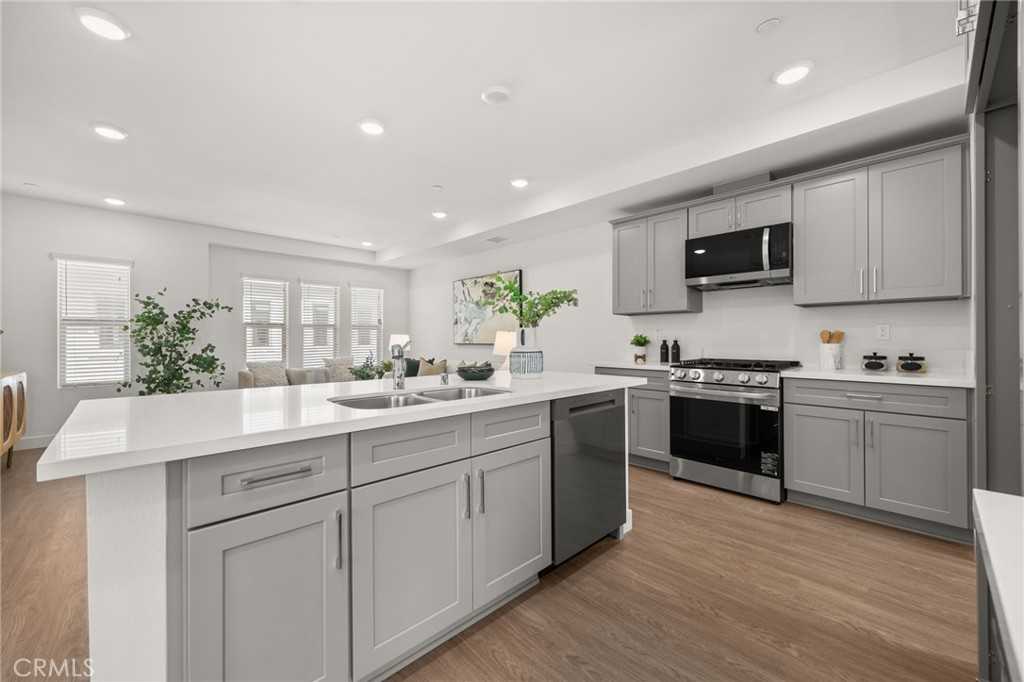 2109 N White Ave #2109A - Photo 3 of 28