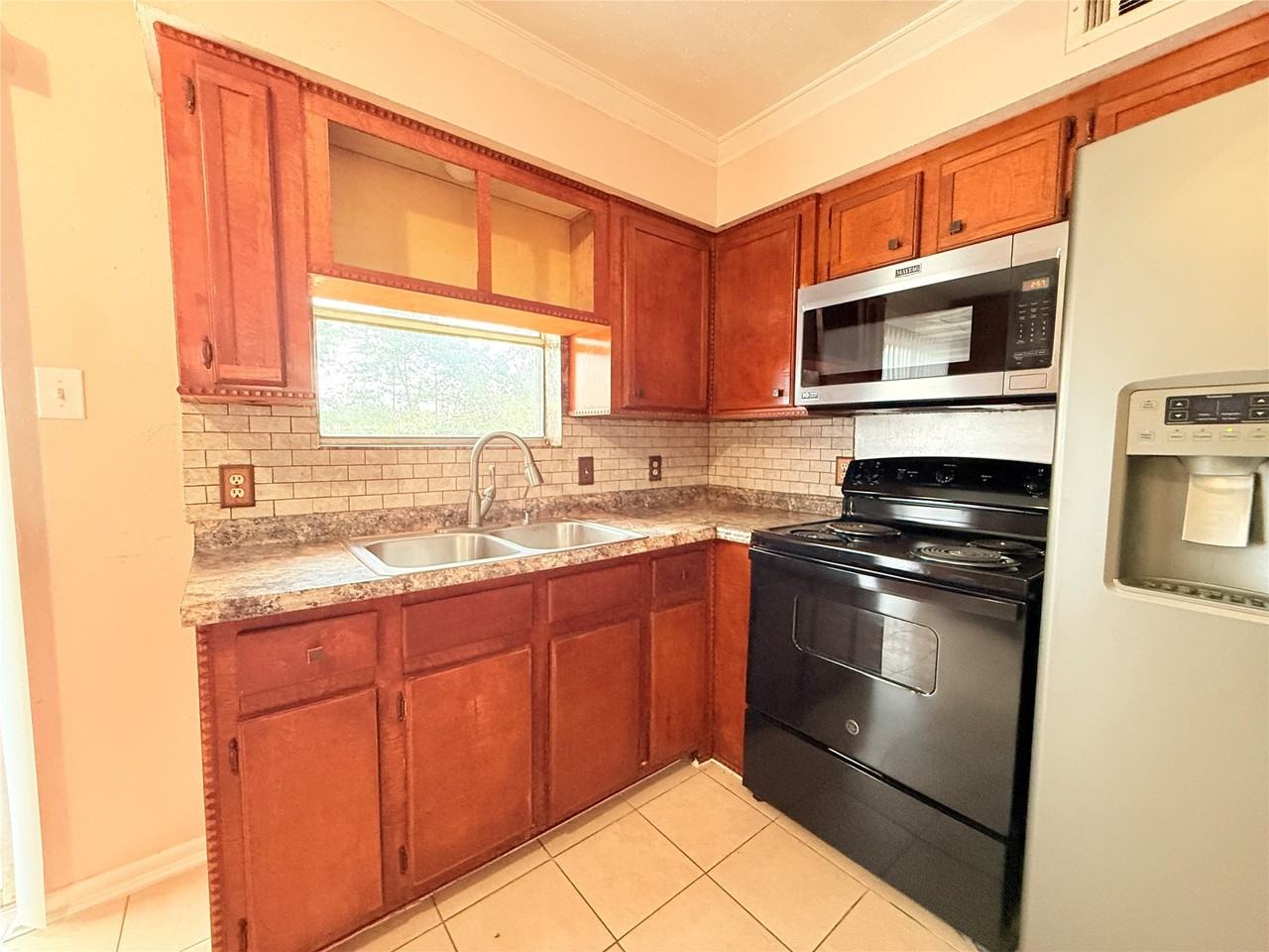 208 Laurie Ln #208 - Photo 2 of 35