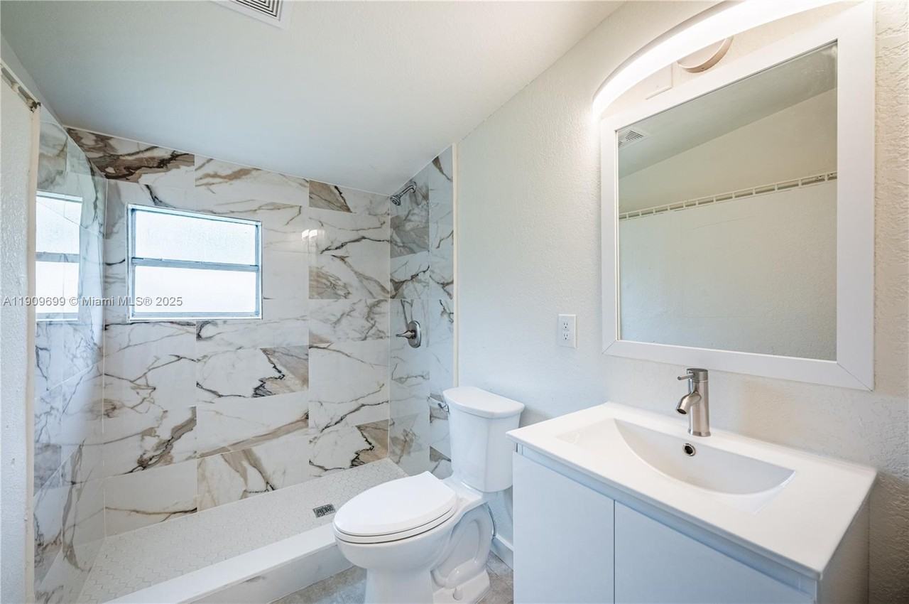 4504 Oakley St #4504A - Photo 5 of 32