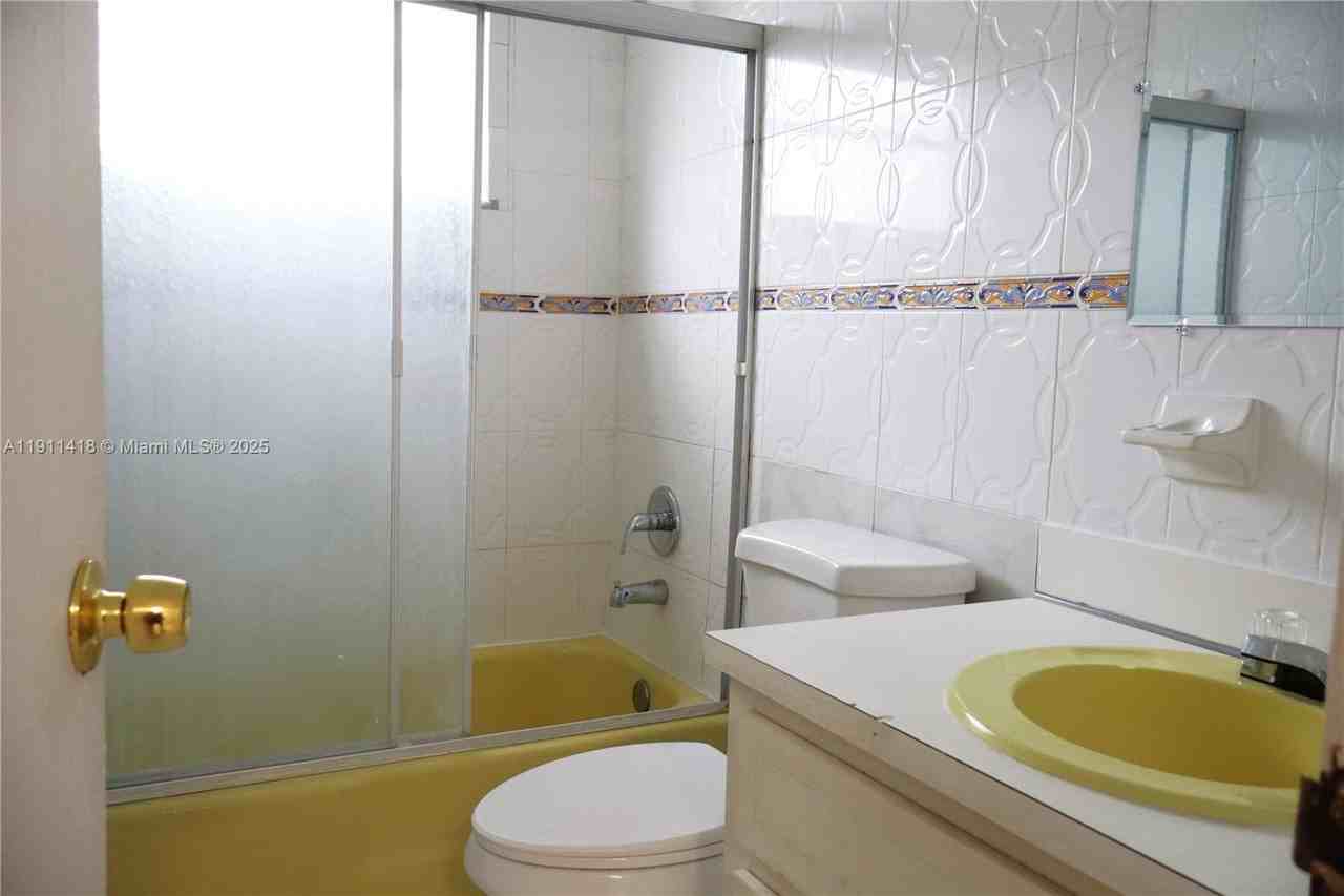 1225 Ne 124th St #122529C - Photo 5 of 15