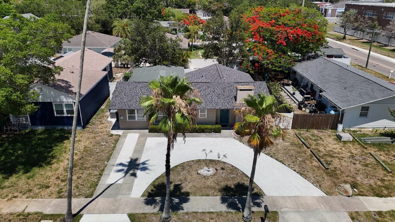 811 33rd Street Ct W - Photo 6 of 38