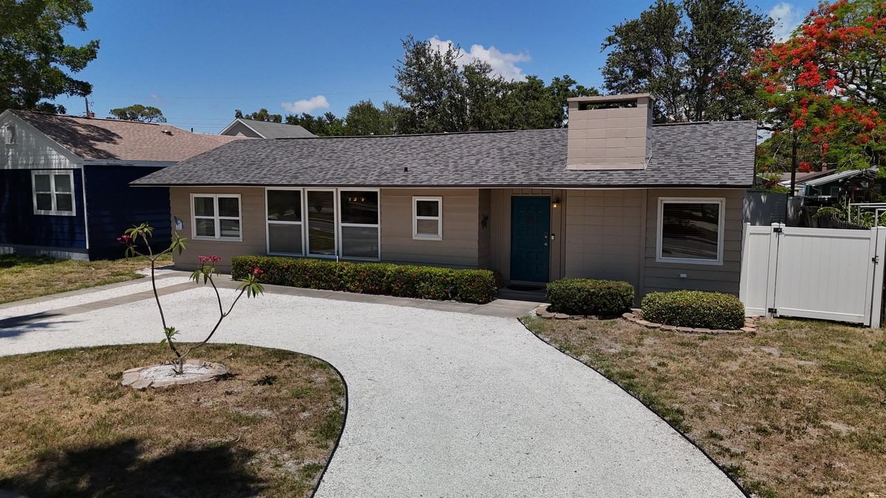 811 33rd Street Ct W - Photo 4 of 38