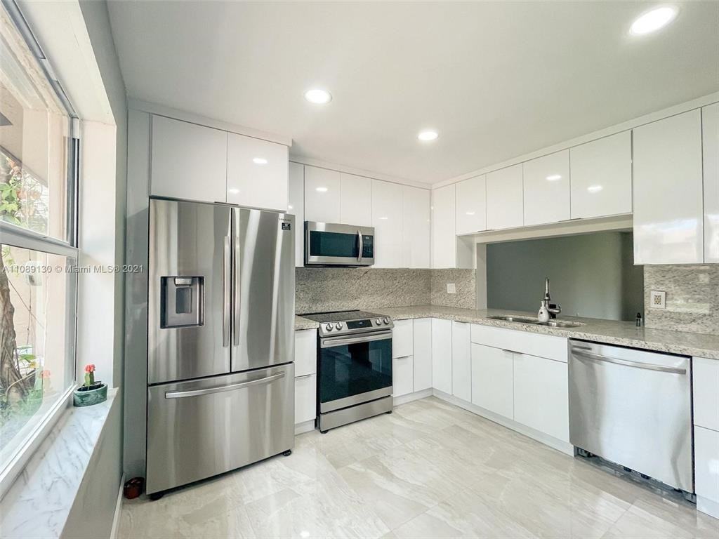 228 Lakeside Cir #228-228 - Photo 5 of 18