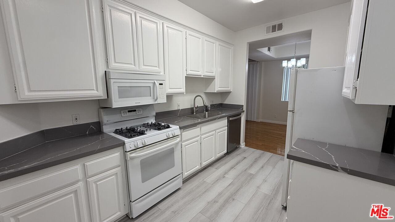 910 S Bedford St #910-107 - Photo 6 of 14