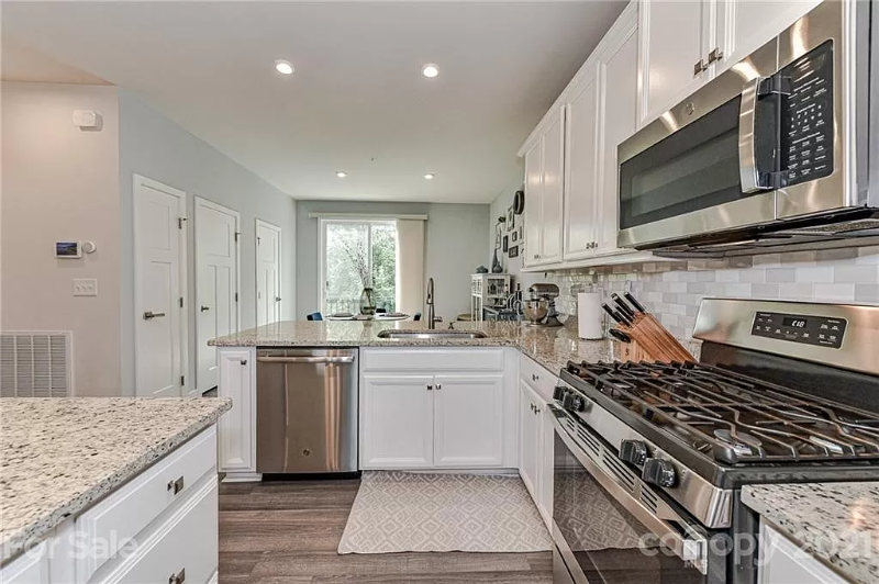 272 Parkwood Ave - Photo 2 of 19